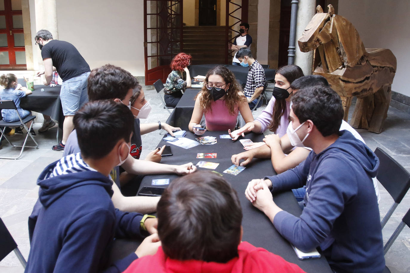 El Palacio de Revillagigedo de Gijón se ha convertido en el epicentro de la Cómic Con del festival Metrópoli. Entre los días 1 y 4 de julio, los fanáticos de los cómics podrán reunirse con creadores, actores, cosplayers y youtubers en el primer gran evento cultural de la temporada. 