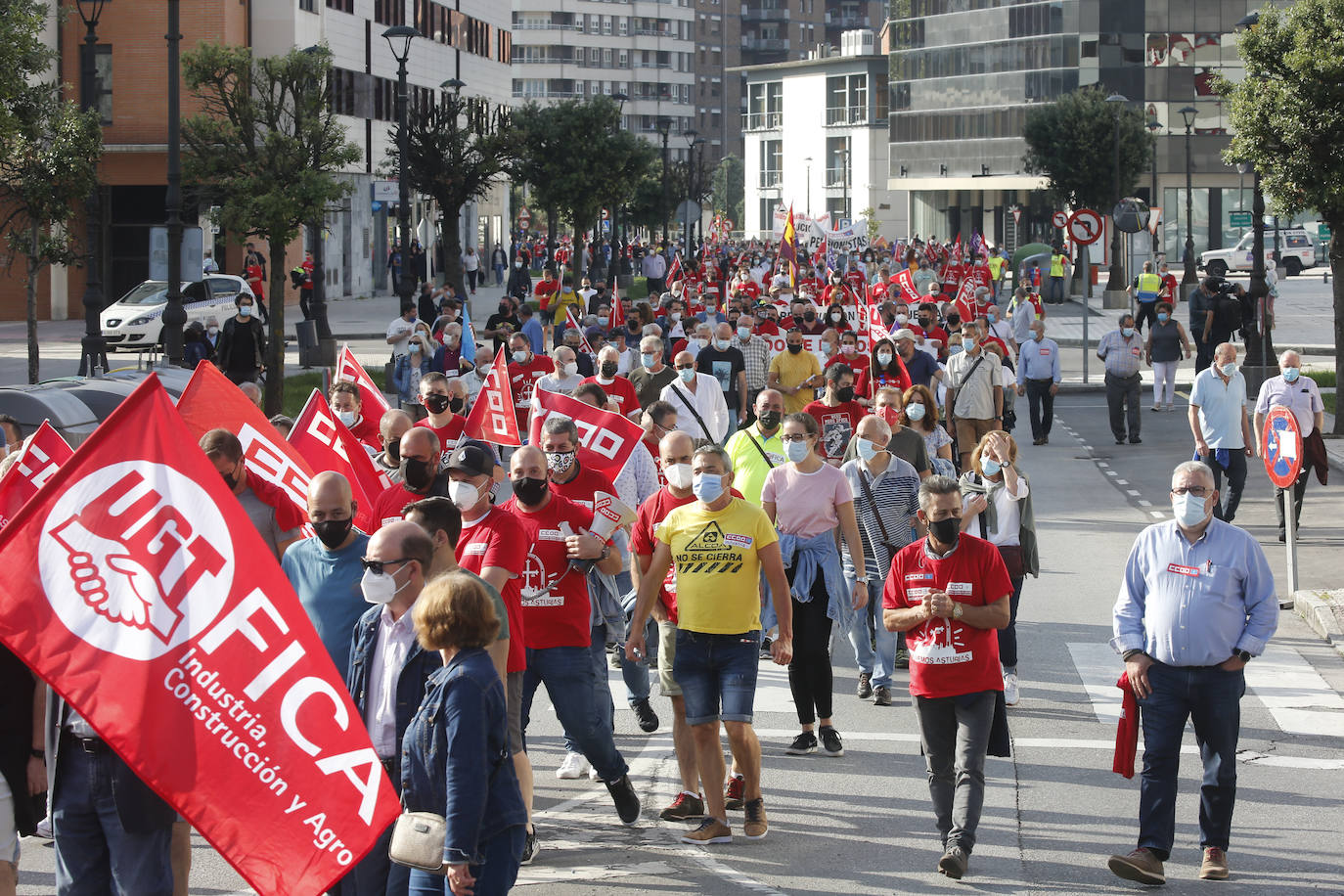 Langreo ha acogido este jueves una multitudinaria manifestación. Cientos de personas han acudido a la convocatoria realizada por los sindicatos UGT y CC OO para «salvar» a una industria asturiana en situación de «emergencia», sostienen. 