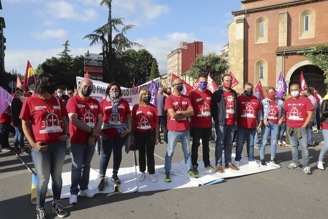 Langreo ha acogido este jueves una multitudinaria manifestación. Cientos de personas han acudido a la convocatoria realizada por los sindicatos UGT y CC OO para «salvar» a una industria asturiana en situación de «emergencia», sostienen. 