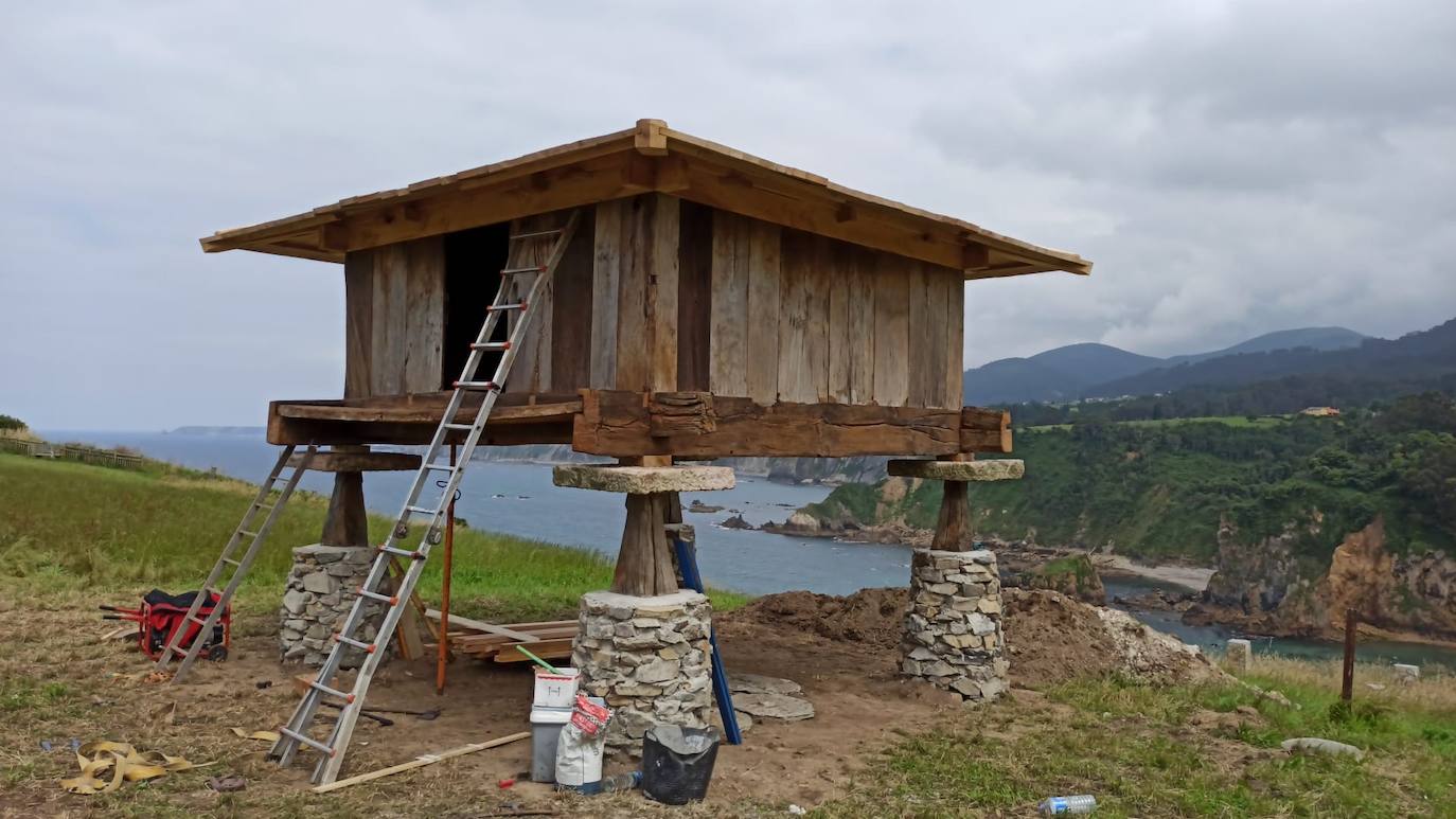 La icónica construcción se erige a 30 metros de su ubicación original tras haber sido desmontado al quedar al borde del acantilado por un argayo.