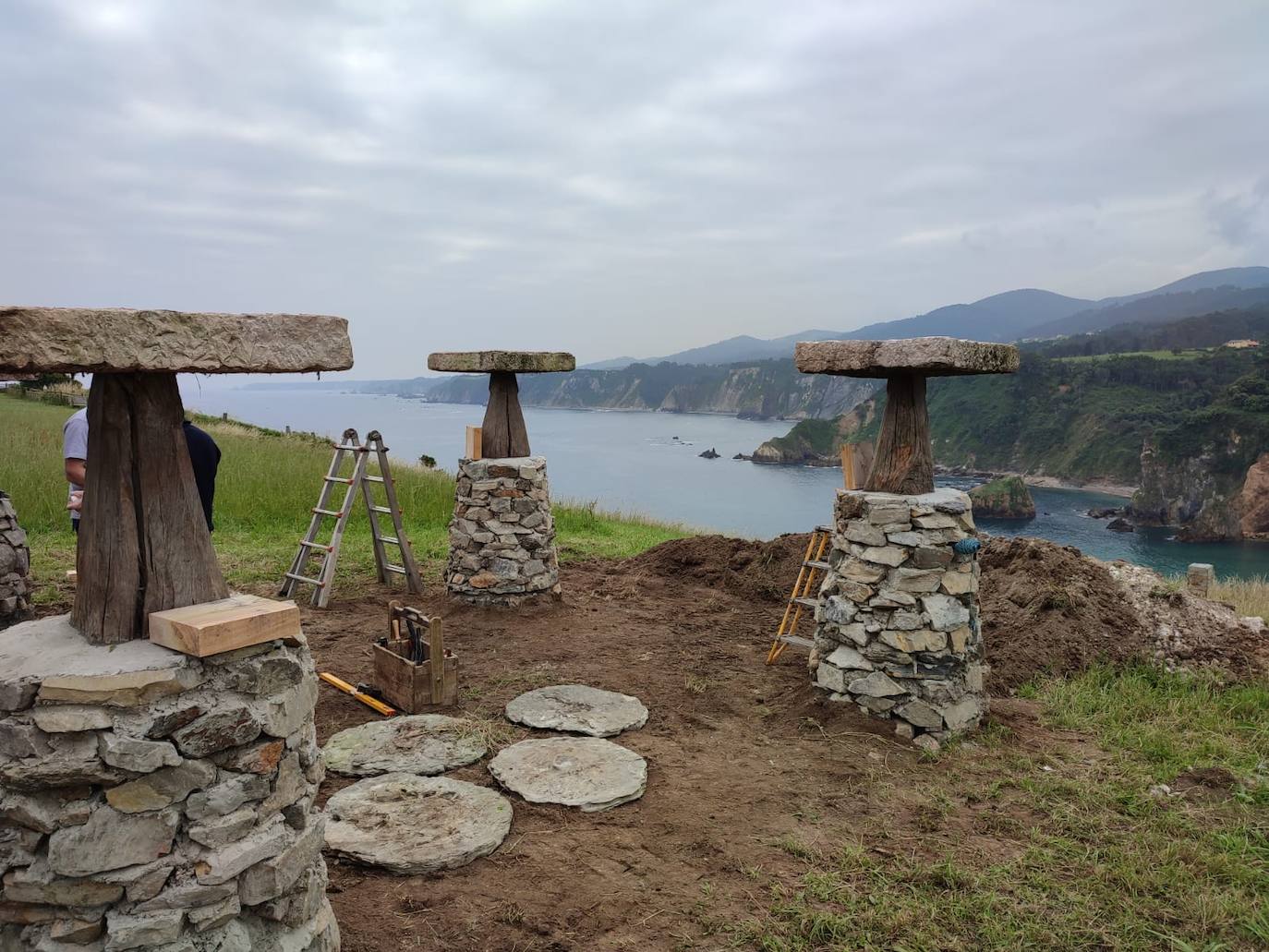 La icónica construcción se erige a 30 metros de su ubicación original tras haber sido desmontado al quedar al borde del acantilado por un argayo.