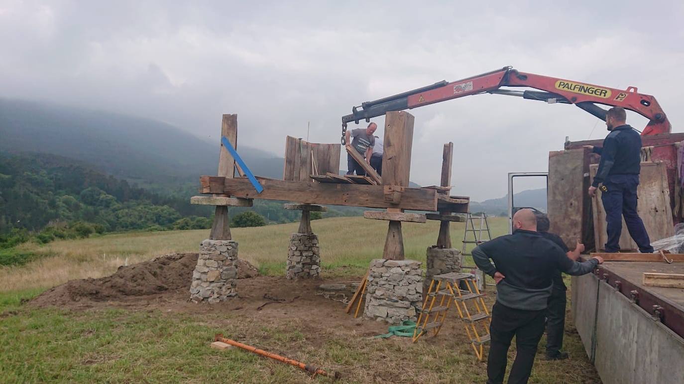 La icónica construcción se erige a 30 metros de su ubicación original tras haber sido desmontado al quedar al borde del acantilado por un argayo.