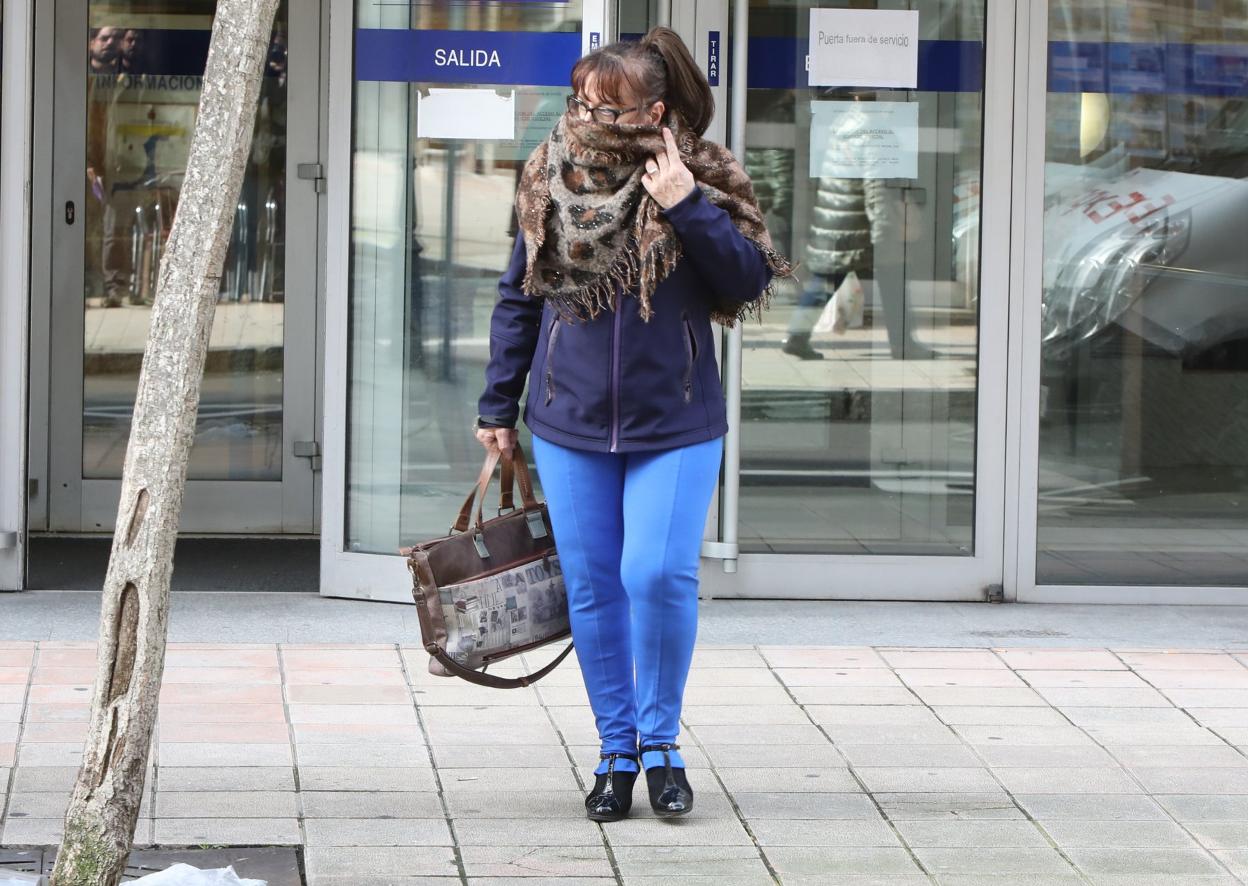 La mujer, a la salida de uno de los juicios. 