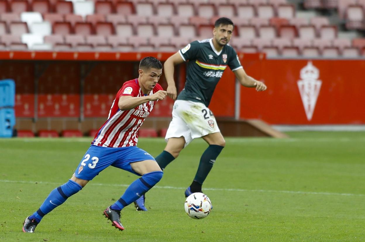 Djuka, en el estreno del Sporting el curso pasado, contra el Logroñés, con el exrojiblanco Álex Pérez.