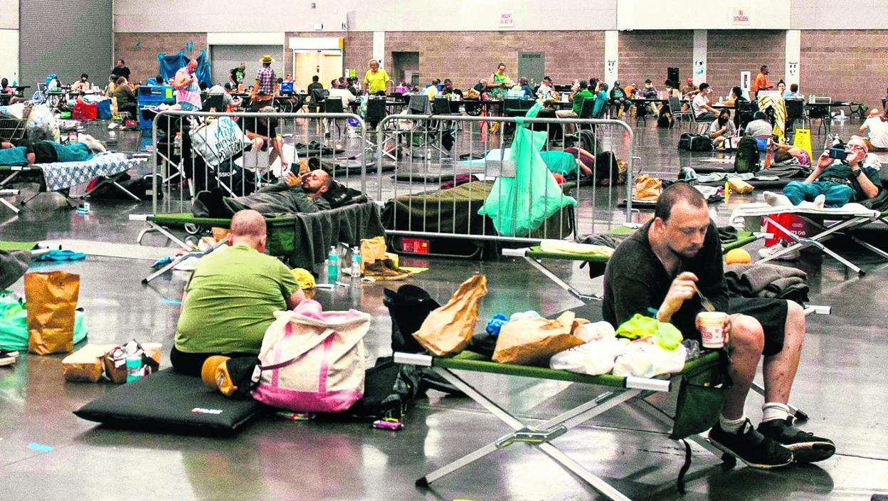 Miles de personas han tenido que ser acogidas en centros de convenciones y polideportivos por el calor que hace en sus viviendas. 