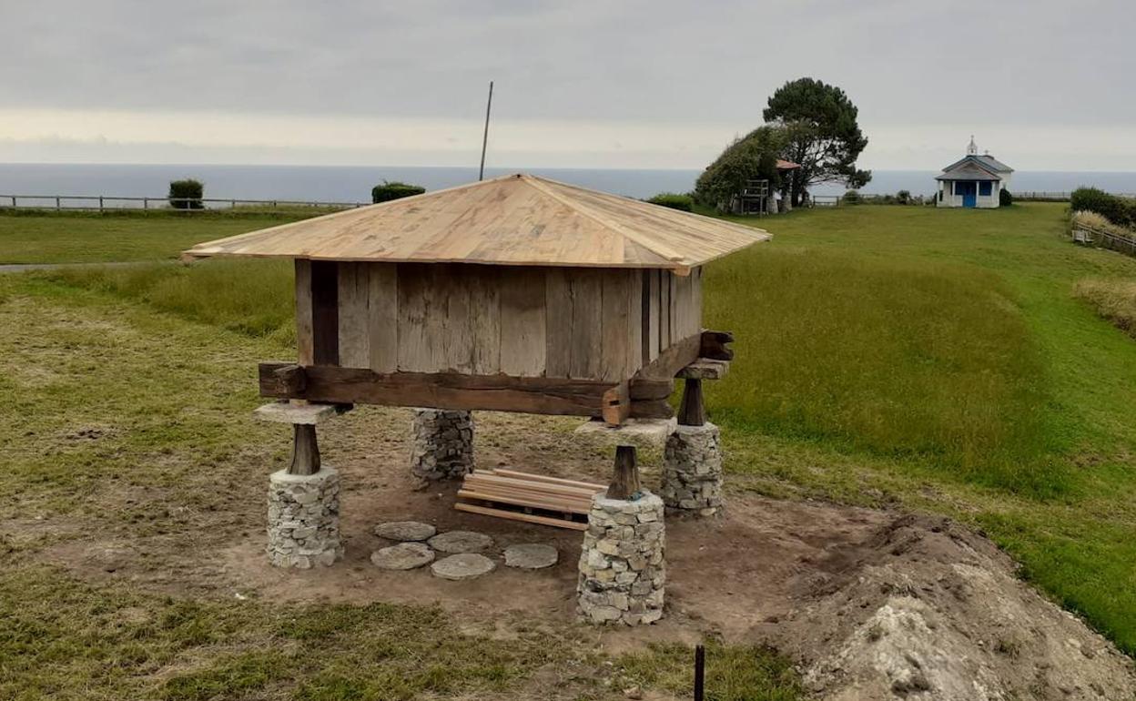 El hórreo, totalmente restaurado instalado en un nuevo emplazamiento en el Campo de la Garita, en Cavadeo 