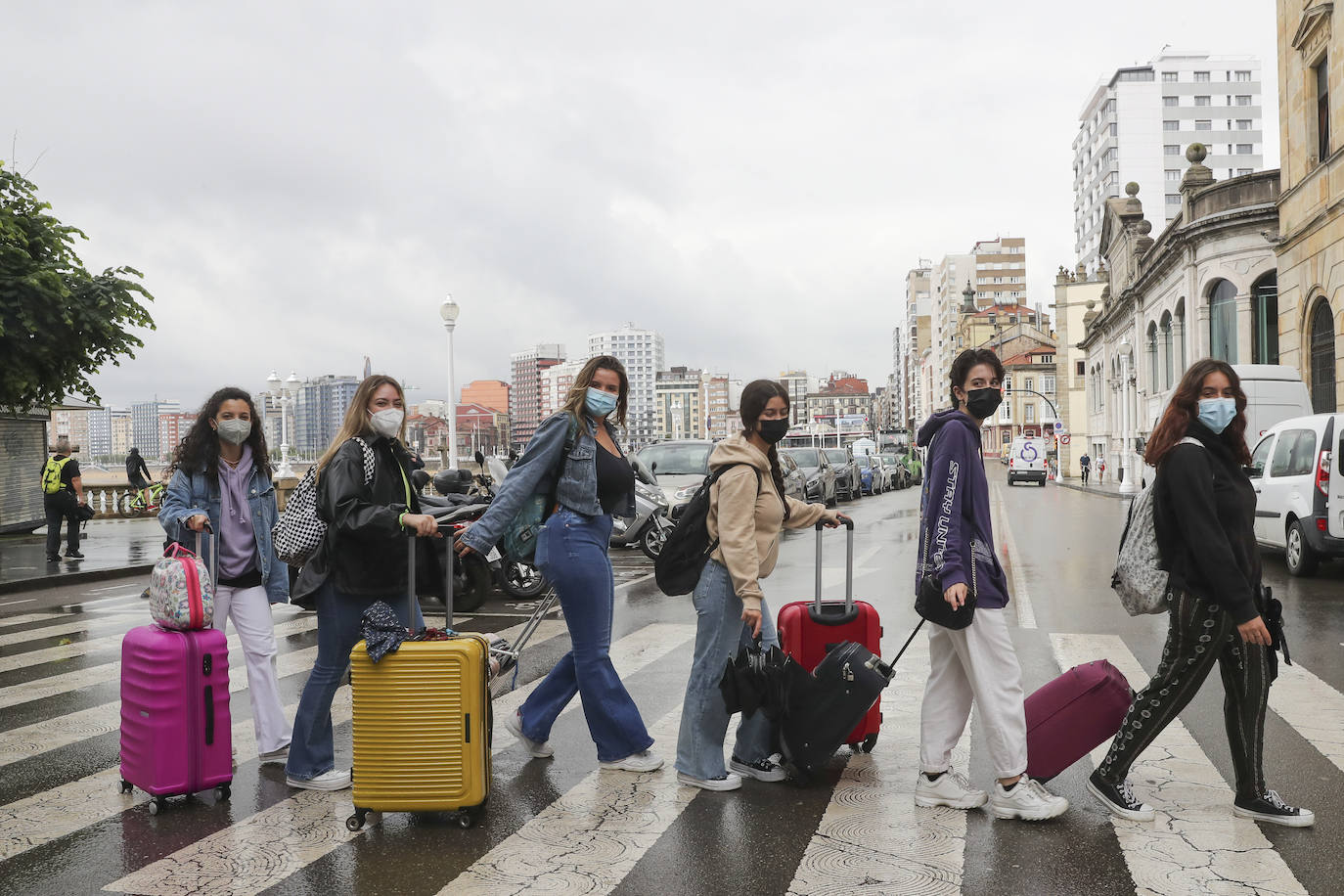 Un grupo de seis estudiantes salmantinas llega a Gijón. 