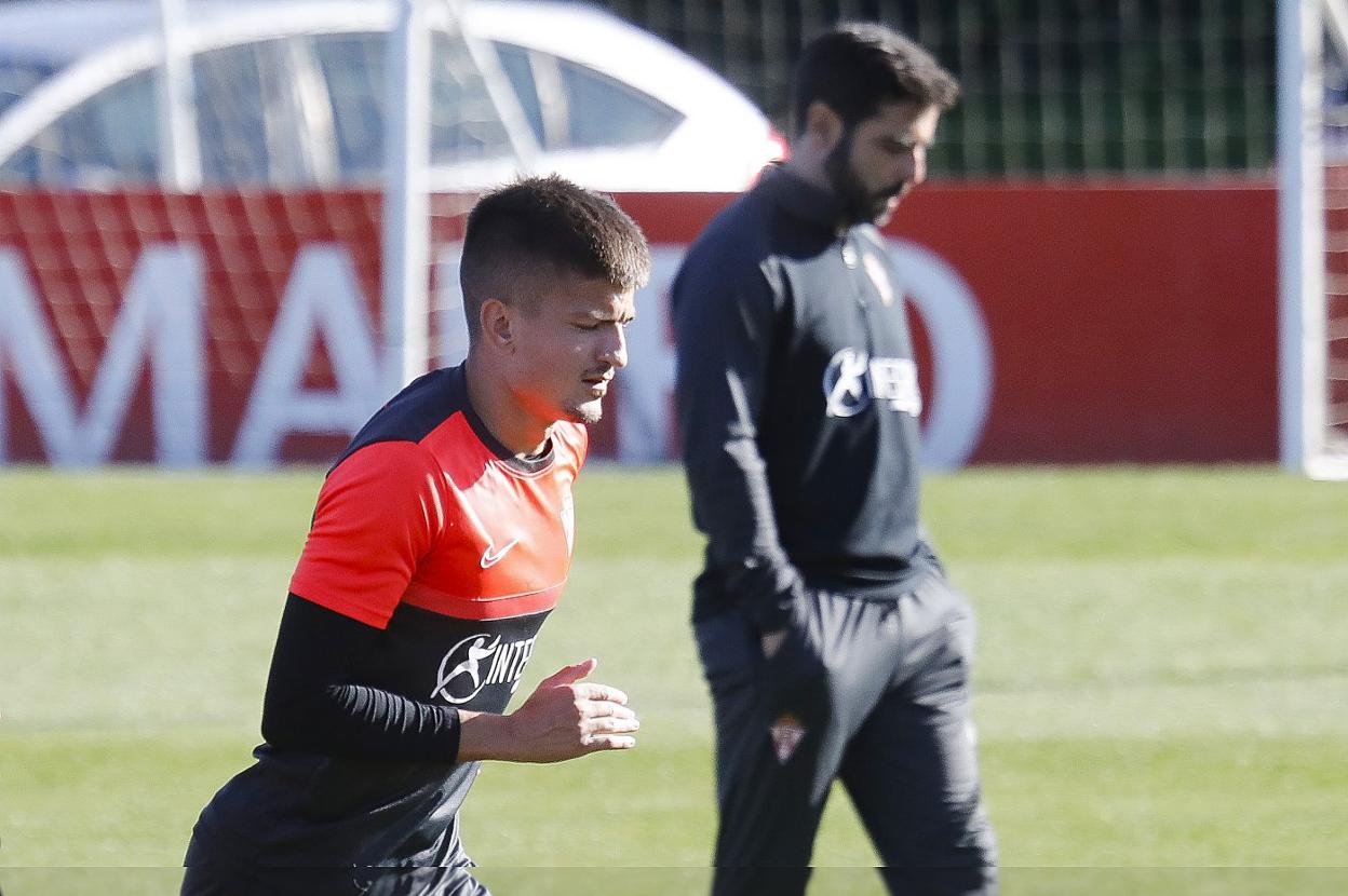 Trabanco, con Gallego al fondo, es uno de los canteranos que hará la pretemporada con el primer equipo. 