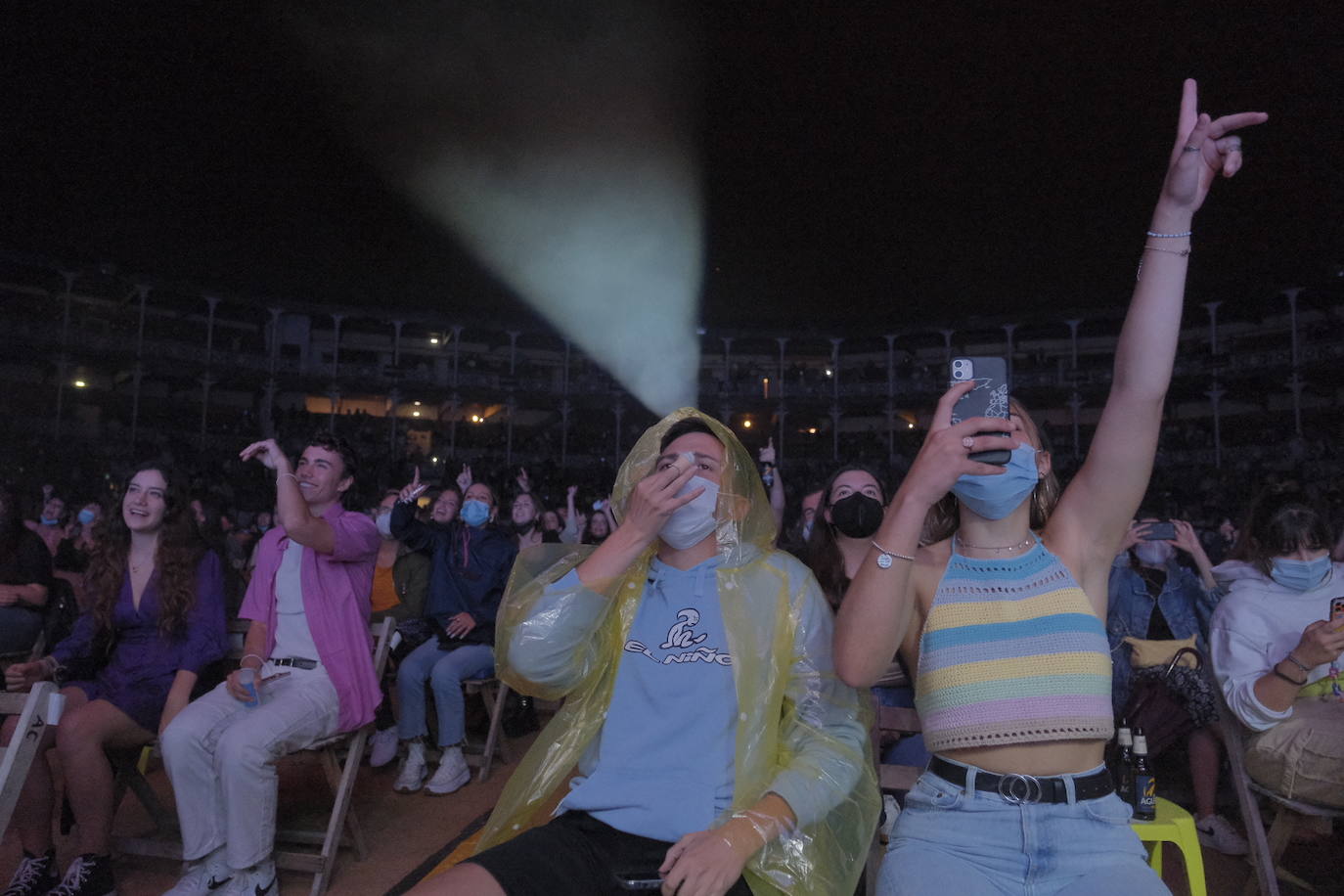 Bad Gyal, Ptazeta y Enol . Los tres cantantes llenaron la plaza de toros de Gijón, en una noche que recordó a las de antes de la pandemia, aunque fuera sentados y con distancia. Los asistentes se las apañaron para 'perrear' sentados, en cumplimiento de las normas por la covid.