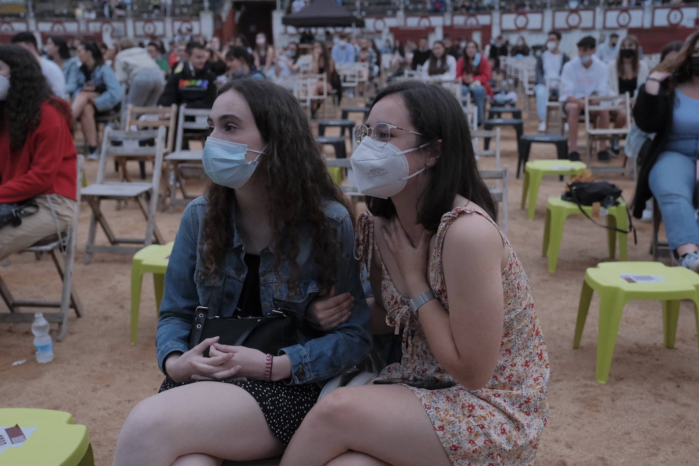 Bad Gyal, Ptazeta y Enol . Los tres cantantes llenaron la plaza de toros de Gijón, en una noche que recordó a las de antes de la pandemia, aunque fuera sentados y con distancia. Los asistentes se las apañaron para 'perrear' sentados, en cumplimiento de las normas por la covid.