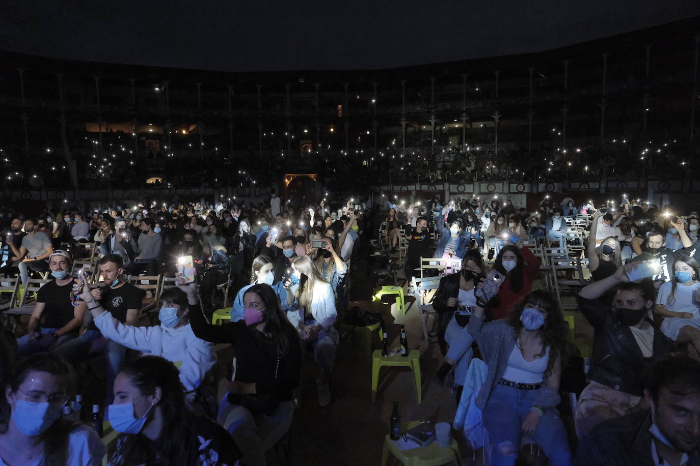 Bad Gyal, Ptazeta y Enol . Los tres cantantes llenaron la plaza de toros de Gijón, en una noche que recordó a las de antes de la pandemia, aunque fuera sentados y con distancia. Los asistentes se las apañaron para 'perrear' sentados, en cumplimiento de las normas por la covid.