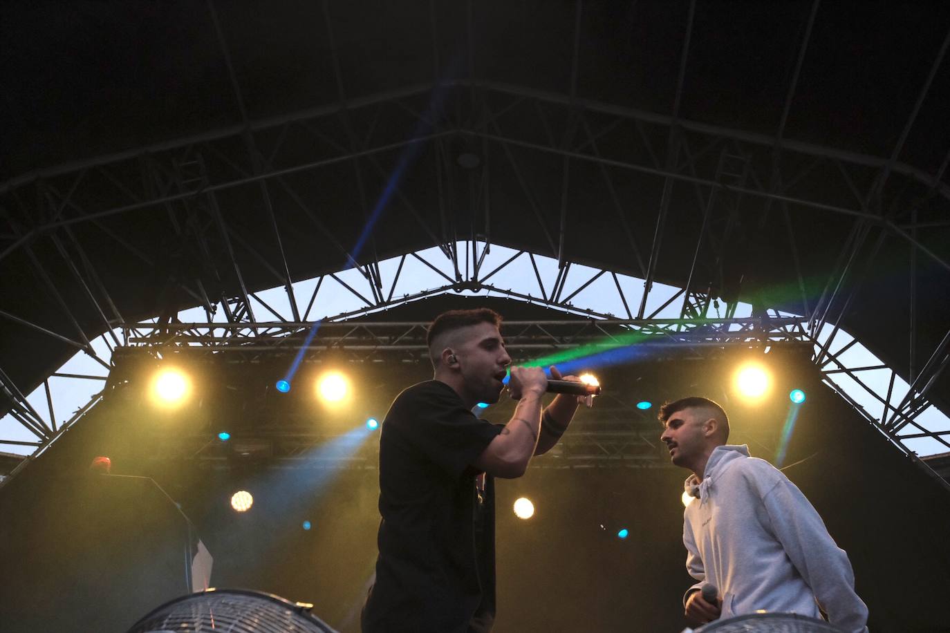 Bad Gyal, Ptazeta y Enol . Los tres cantantes llenaron la plaza de toros de Gijón, en una noche que recordó a las de antes de la pandemia, aunque fuera sentados y con distancia. Los asistentes se las apañaron para 'perrear' sentados, en cumplimiento de las normas por la covid.