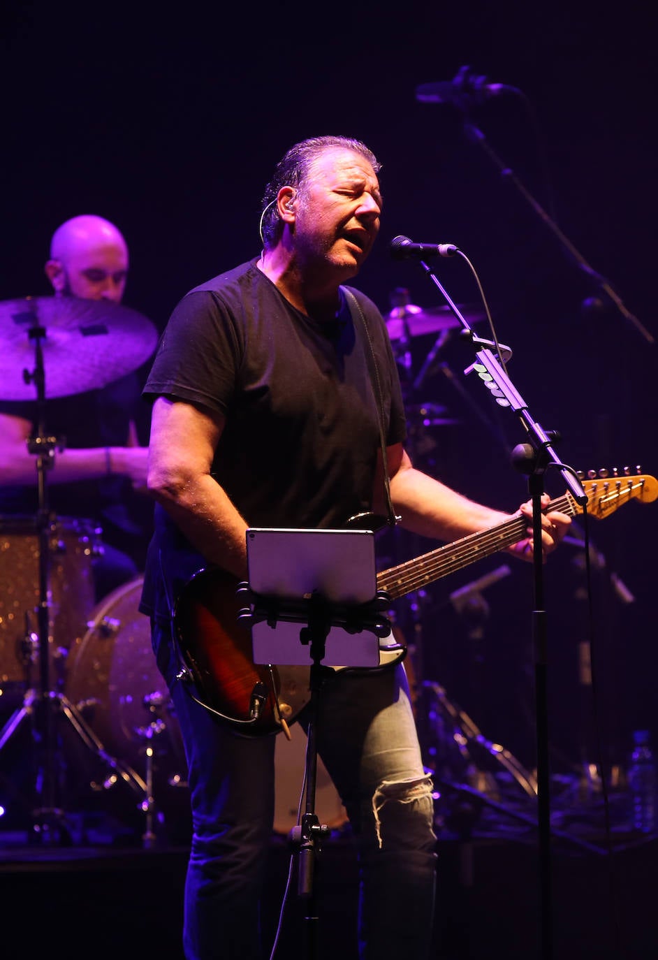 La banda de Carlos Goñi en formato trío ofreció un intenso concierto en el Teatro Campoamor repleto de sus temas imprescindibles.