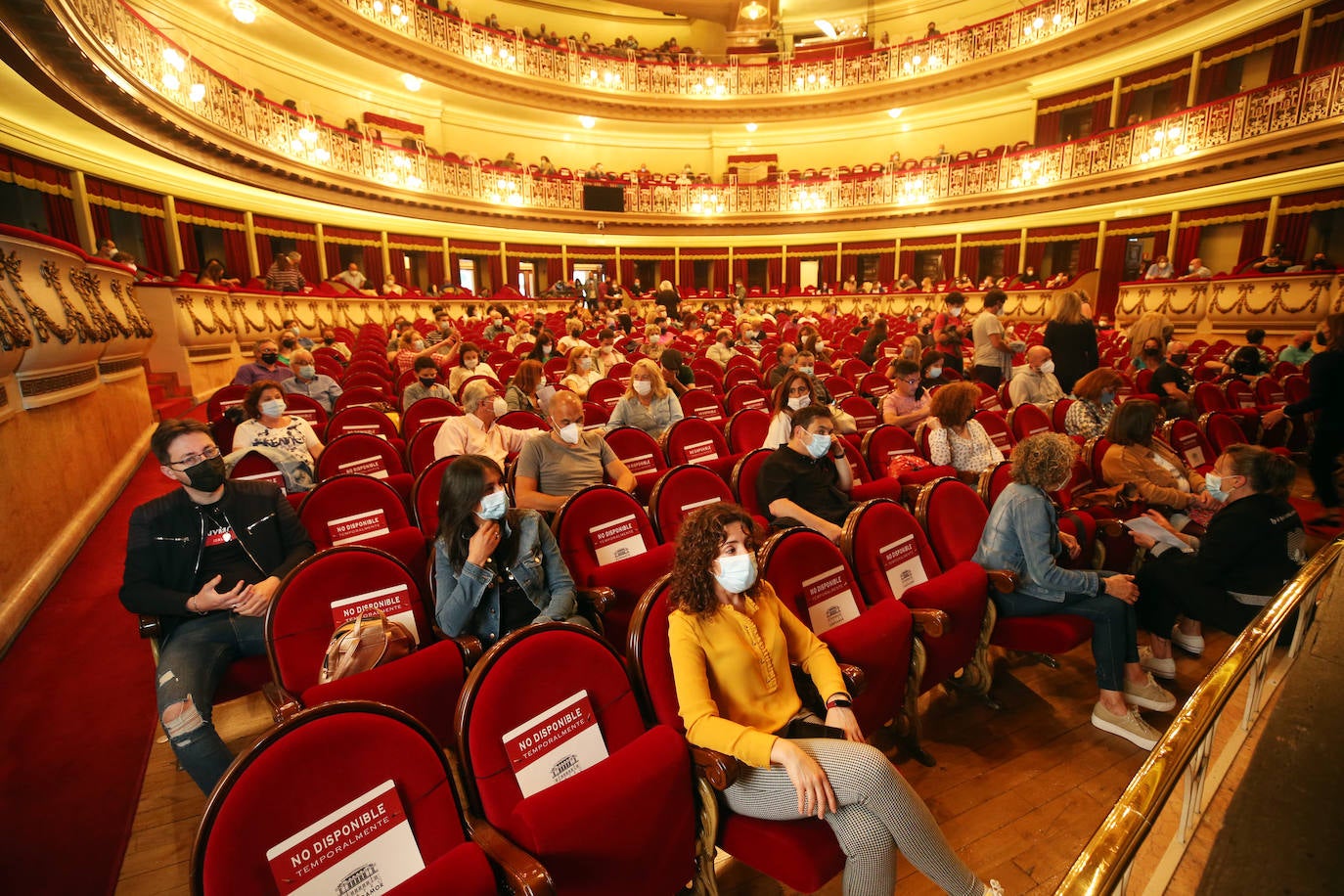 La banda de Carlos Goñi en formato trío ofreció un intenso concierto en el Teatro Campoamor repleto de sus temas imprescindibles.