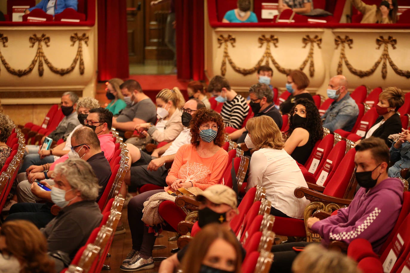 La banda de Carlos Goñi en formato trío ofreció un intenso concierto en el Teatro Campoamor repleto de sus temas imprescindibles.