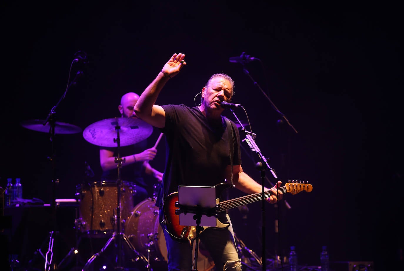 La banda de Carlos Goñi en formato trío ofreció un intenso concierto en el Teatro Campoamor repleto de sus temas imprescindibles.
