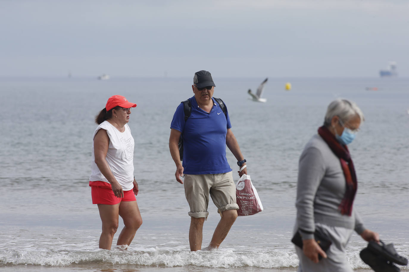 Terrazas, playas y paseos llenos en un domingo en el que el sol y el calor han tomado protagonismo en Gijón 