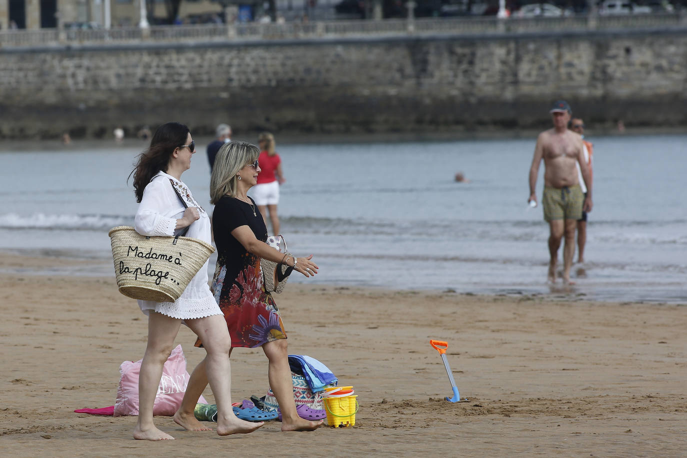 Terrazas, playas y paseos llenos en un domingo en el que el sol y el calor han tomado protagonismo en Gijón 