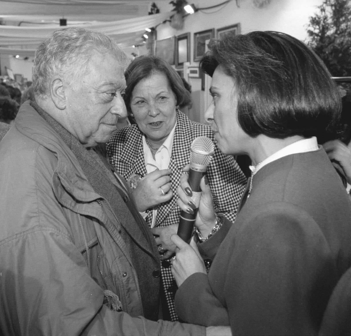 1998. Tico Medina en el rastrillo de Nuevo Futuro en Oviedo