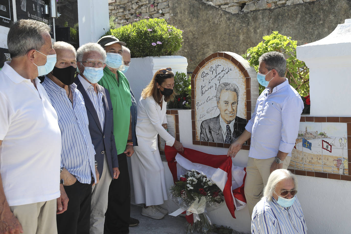 El actor y empresario teatral Arturo Fernández, ha sido homenajeado a los dos años de su muerte con una placa en su nicho de Ceares. El trabajo de su retrato ha sido obra de Juan García, amigo íntimo del actor, que contó con la colaboración del ceramista Alberto Estrada.