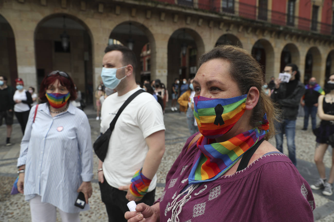  Los colores de la bandera arcoíris han llenado la Plaza Mayor de Gijón y la Escandalera de Oviedo. Decenas de personas se han concentrado este lunes en varios puntos de Asturias para justicia para Samuel, el joven que falleció a causa de una brutal paliza en A Coruña. Los primeros indicios apuntan a que se trata de una agresión homófoba y una amiga del fallecido que presenció la paliza ha explicado que los agresores le dijeron: «Para de grabarnos si no quieres que te mate, maricón»