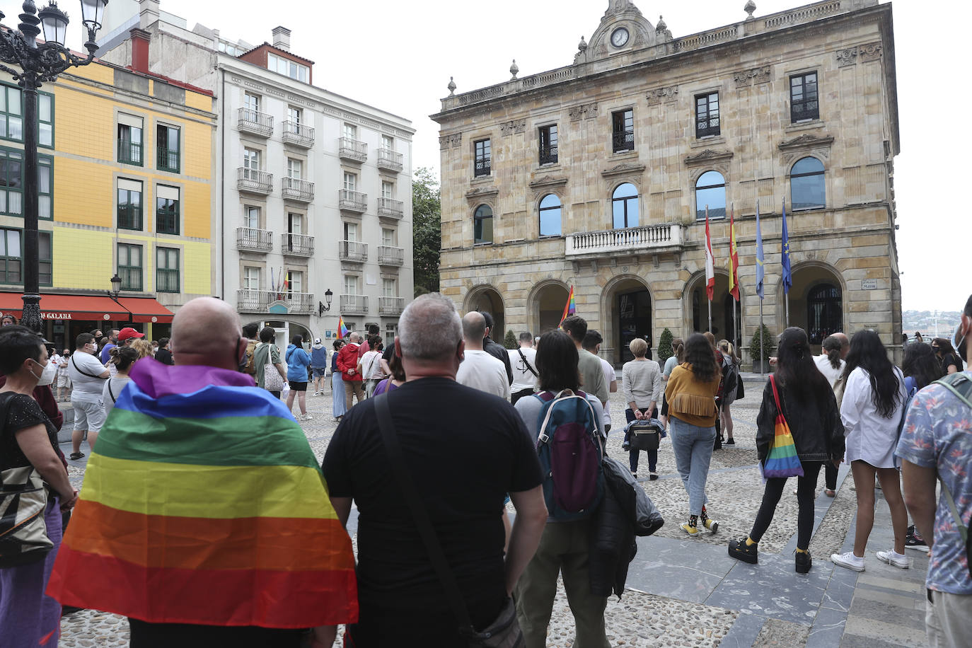  Los colores de la bandera arcoíris han llenado la Plaza Mayor de Gijón y la Escandalera de Oviedo. Decenas de personas se han concentrado este lunes en varios puntos de Asturias para justicia para Samuel, el joven que falleció a causa de una brutal paliza en A Coruña. Los primeros indicios apuntan a que se trata de una agresión homófoba y una amiga del fallecido que presenció la paliza ha explicado que los agresores le dijeron: «Para de grabarnos si no quieres que te mate, maricón»