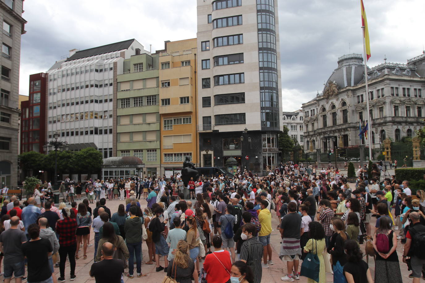  Los colores de la bandera arcoíris han llenado la Plaza Mayor de Gijón y la Escandalera de Oviedo. Decenas de personas se han concentrado este lunes en varios puntos de Asturias para justicia para Samuel, el joven que falleció a causa de una brutal paliza en A Coruña. Los primeros indicios apuntan a que se trata de una agresión homófoba y una amiga del fallecido que presenció la paliza ha explicado que los agresores le dijeron: «Para de grabarnos si no quieres que te mate, maricón»