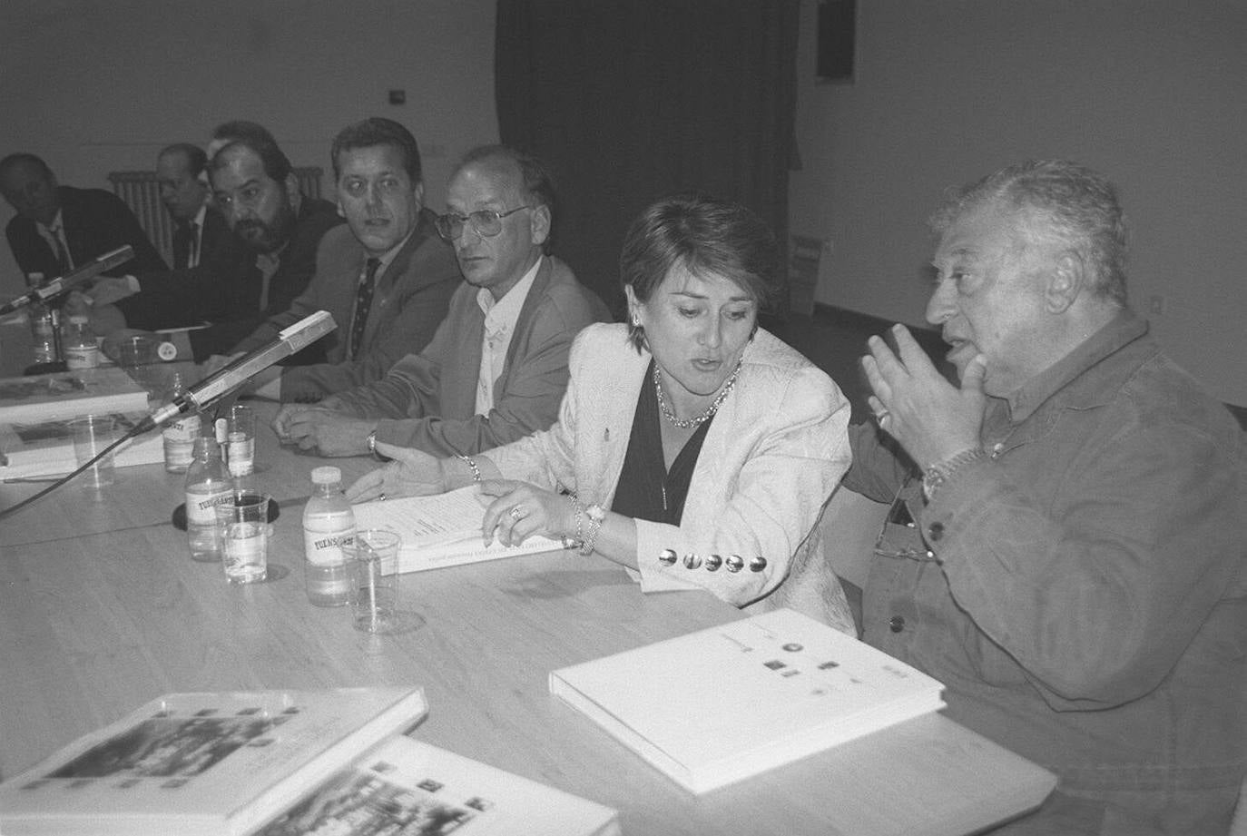 1998. Leonardo Verdín, Trinidad Rodríguez Diez y Tico Medina en la presentación de un libro sobre Cudillero