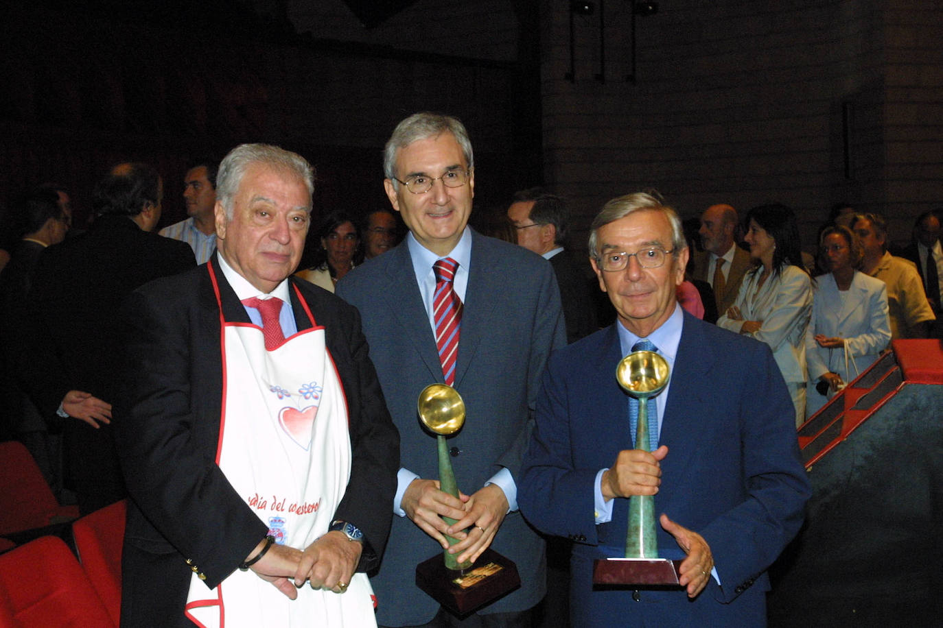 2004. Tico Medina, Pedro Mata y Rafael Ansón con los premios Colesterol Bueno