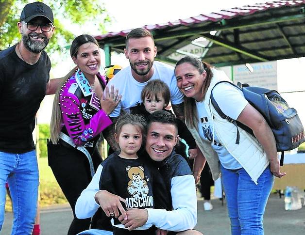 Djurdjevic, agachado y rodeado por toda su familia, durante sus días de vacaciones en Serbia.