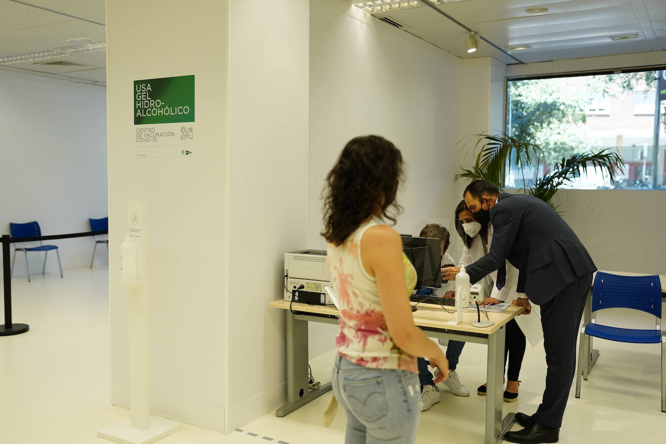 Una paciente espera su turno en el Centro de Vacunación de El Corte Inglés de Arapiles, en Madrid.