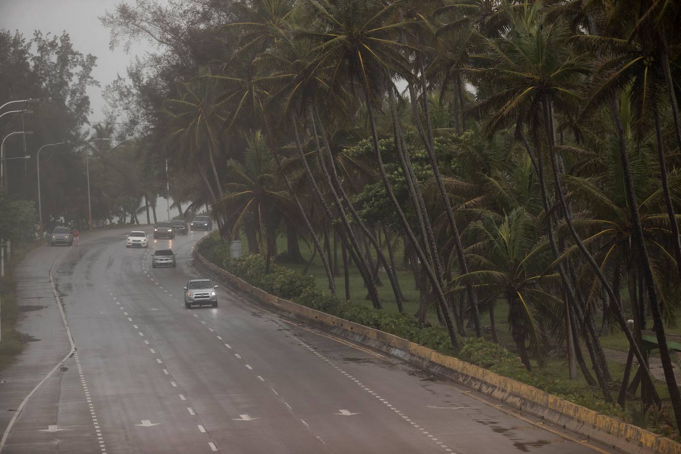 Tras dejar dos muertos en República Dominicana y un tercero en Santa Lucía, el huracán 'Elsa', ya degradado a tormenta tropical, ha proseguido su recorrido por el Caribe en Cuba, donde ha descargado la tarde de este lunes. Estas son algunas de las imágenes que ha dejado su paso por la isla.