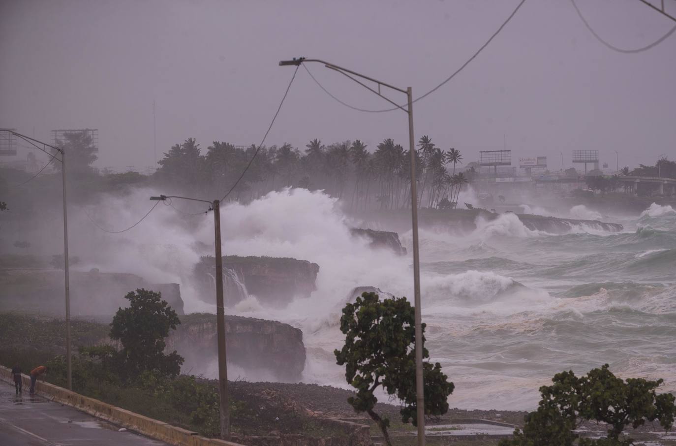 Tras dejar dos muertos en República Dominicana y un tercero en Santa Lucía, el huracán 'Elsa', ya degradado a tormenta tropical, ha proseguido su recorrido por el Caribe en Cuba, donde ha descargado la tarde de este lunes. Estas son algunas de las imágenes que ha dejado su paso por la isla.