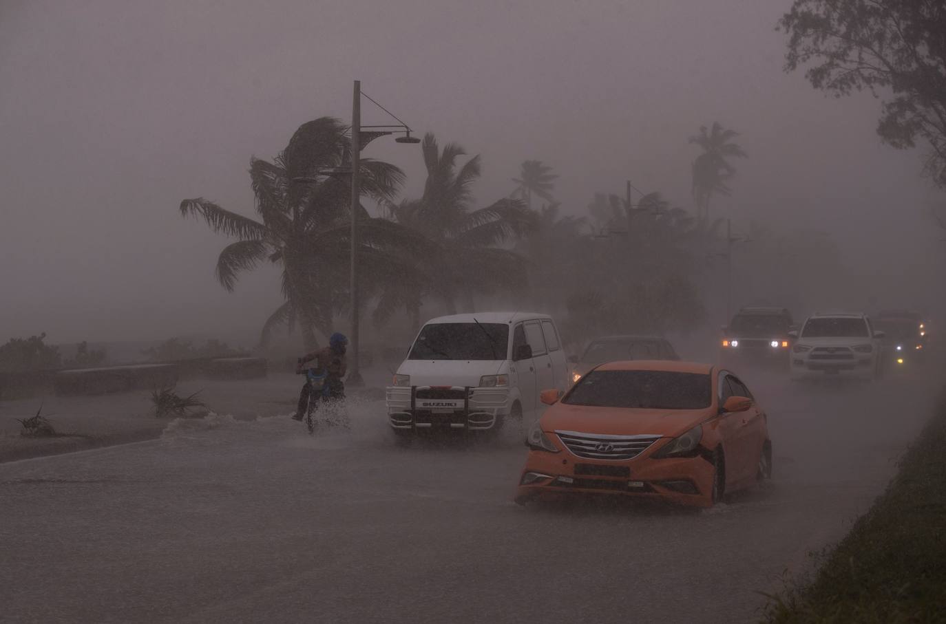 Tras dejar dos muertos en República Dominicana y un tercero en Santa Lucía, el huracán 'Elsa', ya degradado a tormenta tropical, ha proseguido su recorrido por el Caribe en Cuba, donde ha descargado la tarde de este lunes. Estas son algunas de las imágenes que ha dejado su paso por la isla.