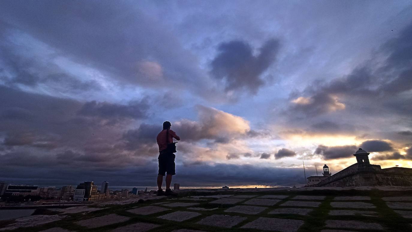 Tras dejar dos muertos en República Dominicana y un tercero en Santa Lucía, el huracán 'Elsa', ya degradado a tormenta tropical, ha proseguido su recorrido por el Caribe en Cuba, donde ha descargado la tarde de este lunes. Estas son algunas de las imágenes que ha dejado su paso por la isla.