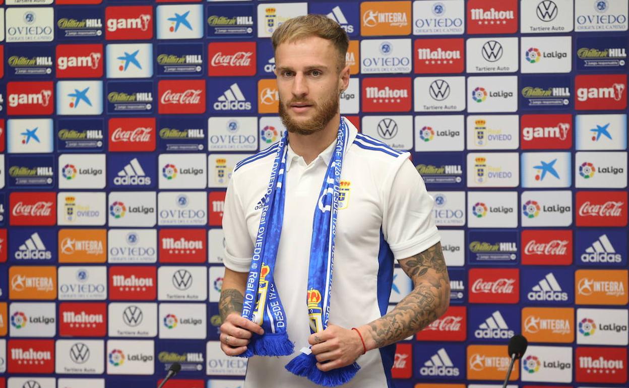 Pierre Cornud en su presentación oficial como nuevo jugador del Real Oviedo