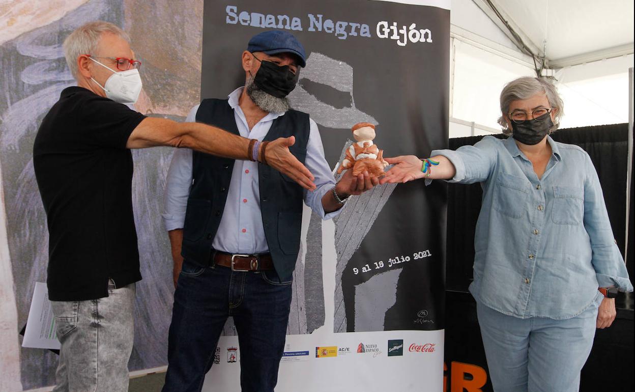 De izquierda a derecha, Ángel de la Calle, director de la Semana Negra, el creador del Rufo, Quique Herrero y la alcaldesa de Gijón, Ana González.