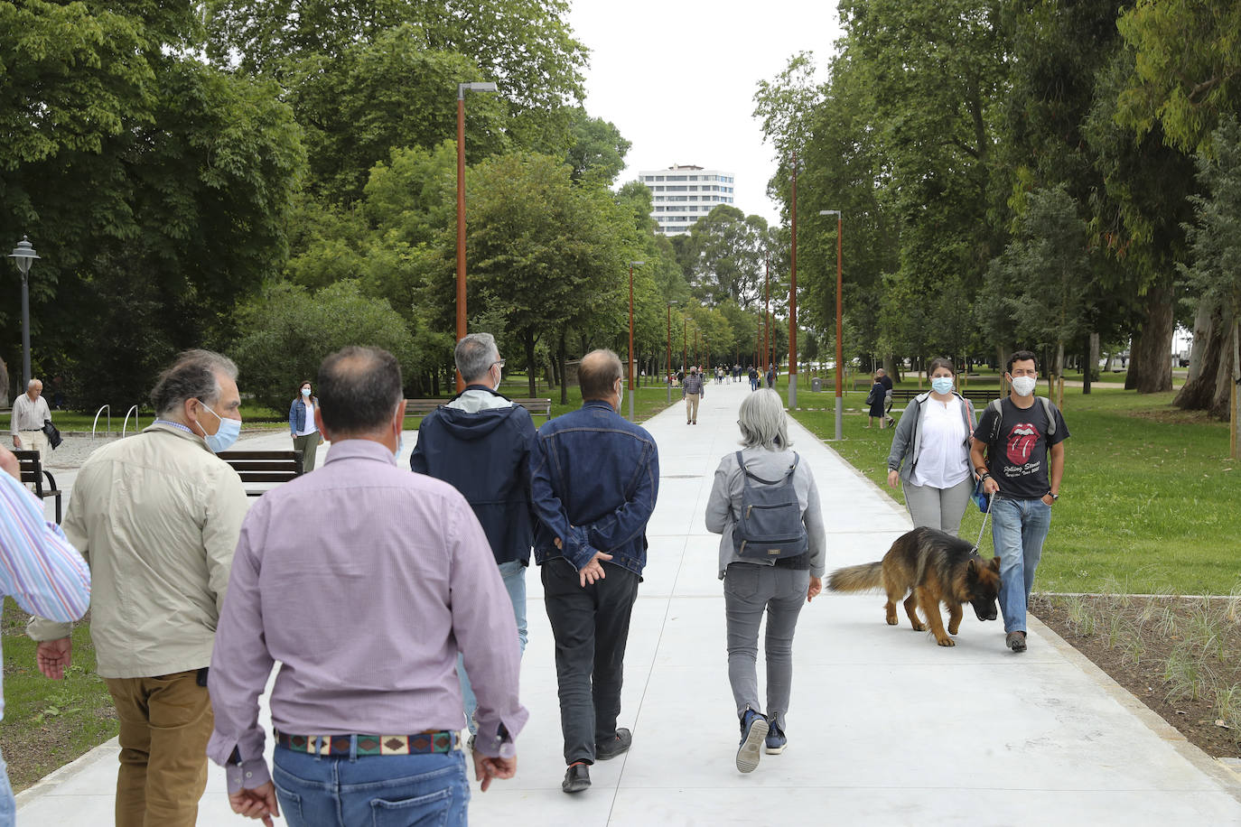 La avenida de El Molinón ha quedado inaugurada esta tarde de forma oficial con la visita de la alcaldesa Ana González y los concejales de Obras Públicas y Medio Ambiente, Olmo Ron y Aurelio Martín, respectivamente. La calle, convertida en un gran paseo peatonal, queda integrada por completo en el parque de Isabel la Católica.