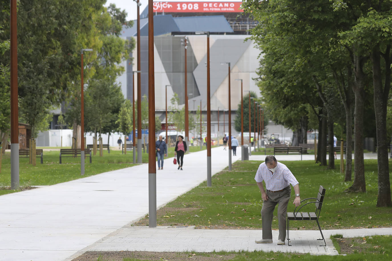 La avenida de El Molinón ha quedado inaugurada esta tarde de forma oficial con la visita de la alcaldesa Ana González y los concejales de Obras Públicas y Medio Ambiente, Olmo Ron y Aurelio Martín, respectivamente. La calle, convertida en un gran paseo peatonal, queda integrada por completo en el parque de Isabel la Católica.