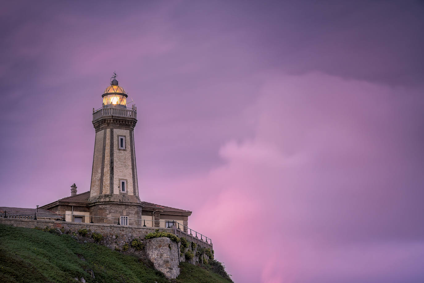 El litoral asturiano está jalonado por 16 faros ubicados en lugares estratégicos. En los cabos de esta abrupta costa se elevan estos guardianes del mar, en lugares con unas vistas excepcionales en un entorno inigualable, convertidos ahora en reclamos turísticos. El faro de Avilés o faro de San Juan