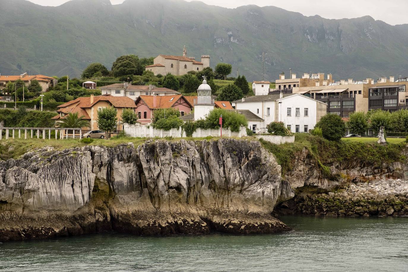 El faro de Llanes en la Punta de San Antón