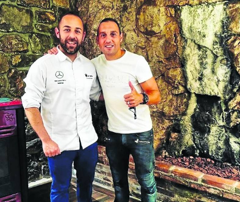 Imagen secundaria 2 - Mario Casas, en piragua en Cabrales. El técnico Marcelino García Toral, en su visita al restaurante Carbón. El cocinero Ricardo Sotres, con Santi Cazorla, en El Retiro.