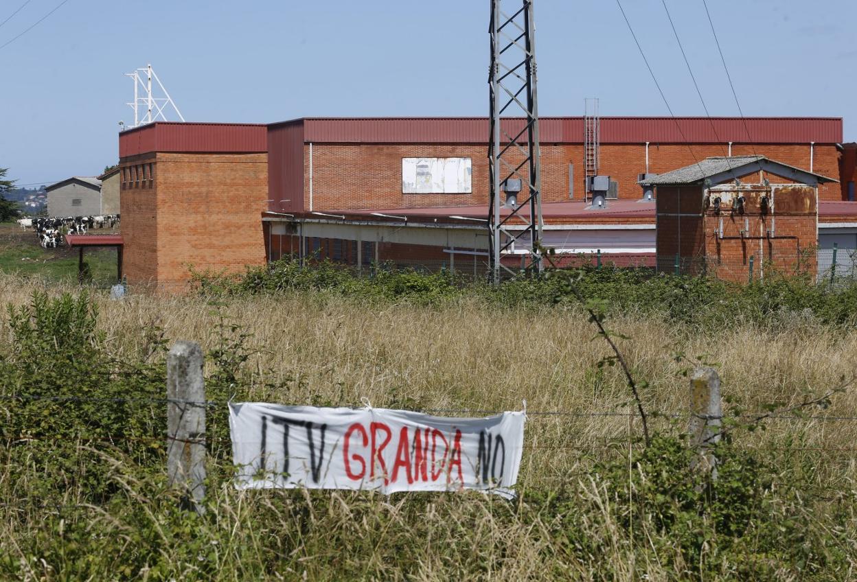 Cartel colocado por los vecinos contra la apertura de una estación de ITV en Granda. 