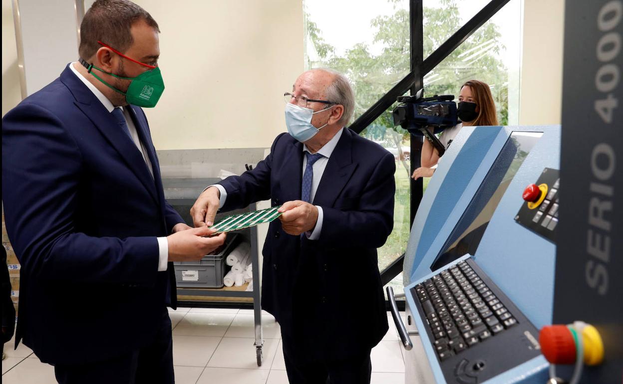 Aurelio González atiende a Adrián Barbón en la visita a la empresa del pasado mes de junio en el Parque de Llanera 