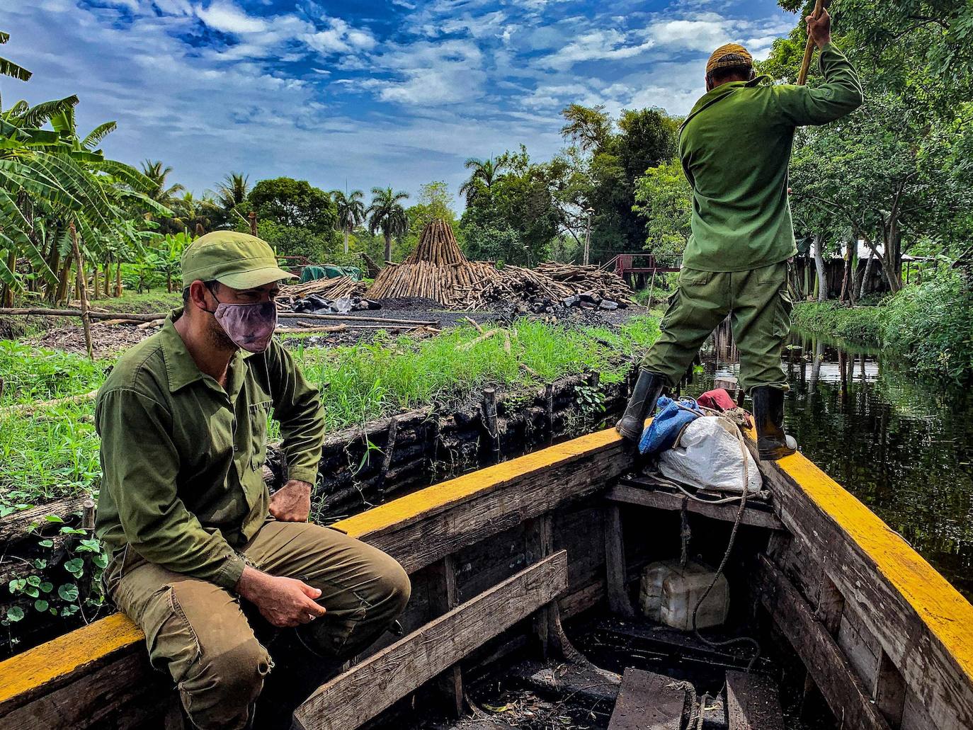 Los campesinos cubanos del Parque Nacional Ciénaga de Zapata, en Cuba, elaboran carbón vegetal con los mismos métodos y utensilios que sus antepasados, pero replantando árboles cortados.