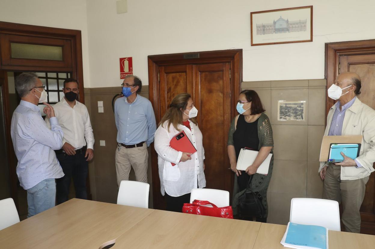 Lydia Espina conversa con Natalia González, mientras Olmo Ron (segundo por la izquierda), habla con técnicos del Principado y del Ayuntamiento, antes de la reunión. 