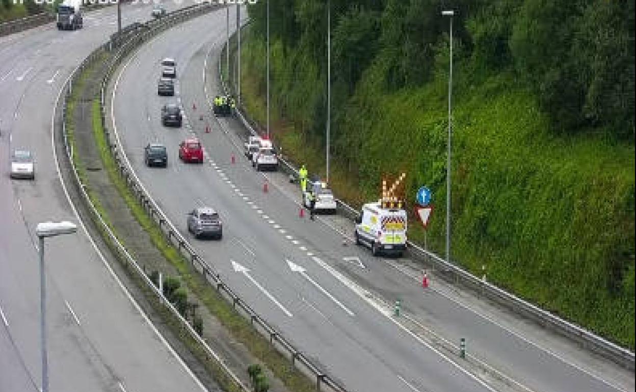 Un accidente obliga a cortar el carril derecho de la A-66 en Oviedo