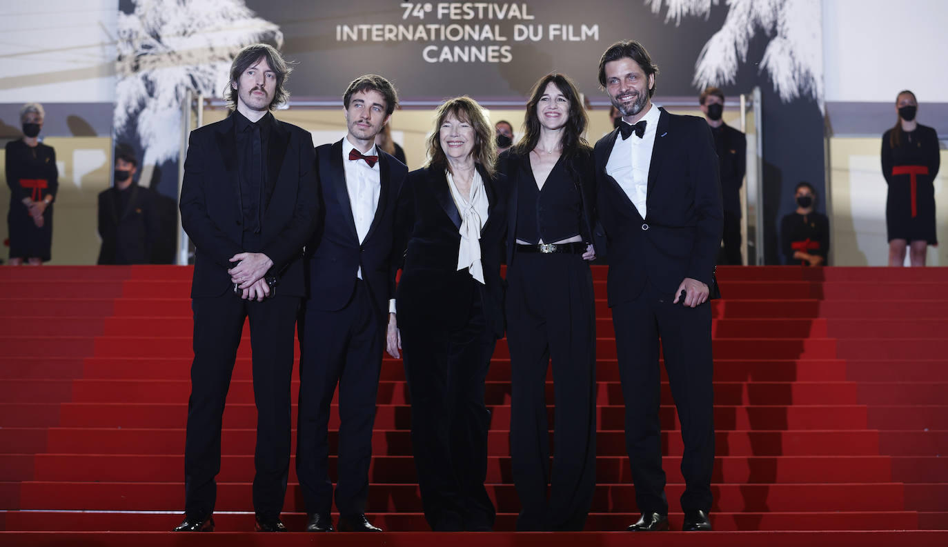 Este mes se celebra el festival de cine de Cannes, donde este miércoles se ha celebrado la alfombra roja con todas las estrellas invitadas. Se trata de una cita en la que actores, productores y directores muestran a menudo sus mejores galas, desde las más sobrias a las atrevidamente extravagantes.