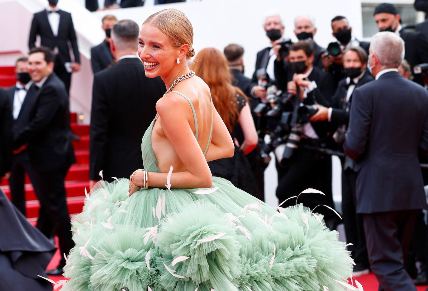 Este mes se celebra el festival de cine de Cannes, donde este miércoles se ha celebrado la alfombra roja con todas las estrellas invitadas. Se trata de una cita en la que actores, productores y directores muestran a menudo sus mejores galas, desde las más sobrias a las atrevidamente extravagantes.