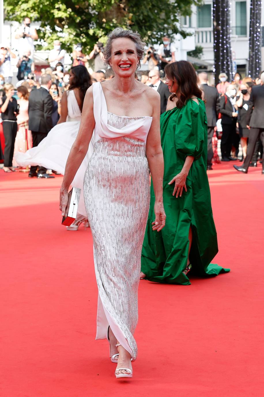 Este mes se celebra el festival de cine de Cannes, donde este miércoles se ha celebrado la alfombra roja con todas las estrellas invitadas. Se trata de una cita en la que actores, productores y directores muestran a menudo sus mejores galas, desde las más sobrias a las atrevidamente extravagantes.